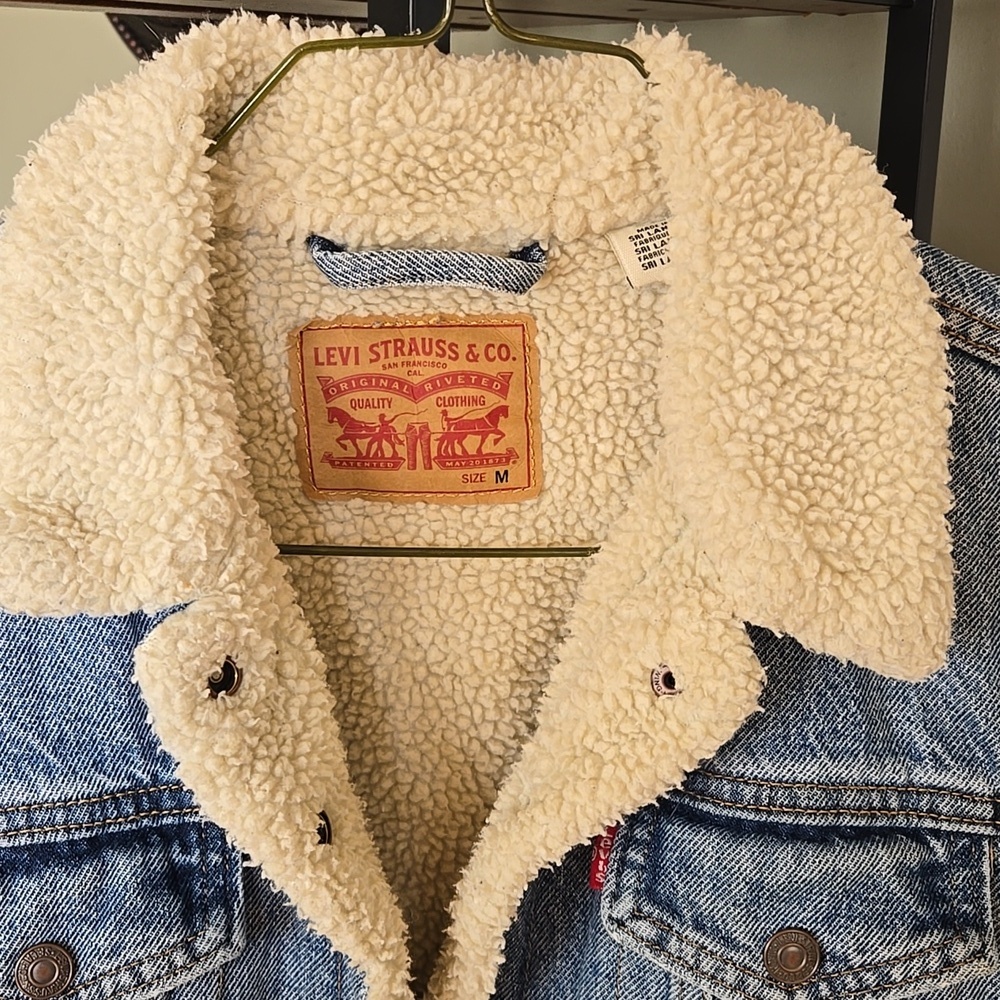 Levi's Women's Light Blue Denim Jacket with Cream Sherpa Collar Sz Medium - Picture 2 of 10
